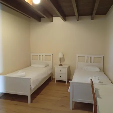 Dans Un De Chateau De L'estang Homestay Saint-Genes-de-Castillon